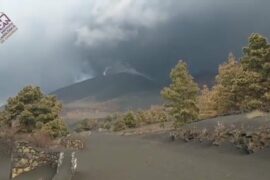 El Colegio Oficial de Pilotos recuerda que la prioridad frente a la nube de cenizas volcánicas de La Palma es la seguridad de los vuelos