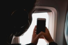 El COPAC ofrece consejos a los pasajeros para volar con sus dispositivos móviles de forma segura este verano