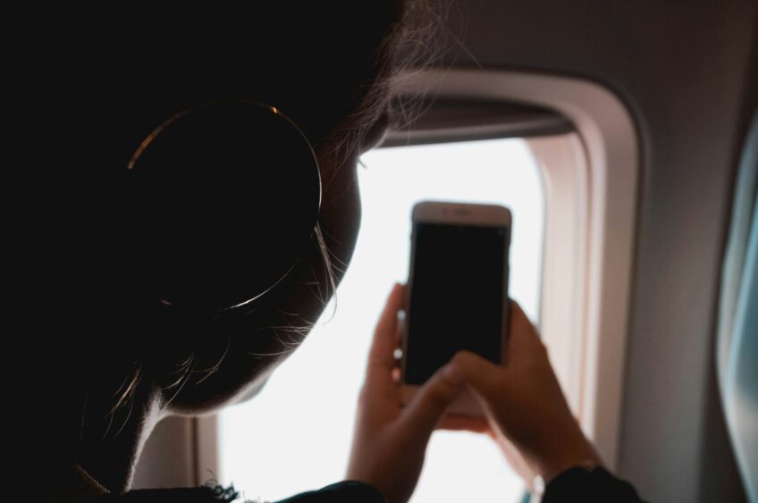 El COPAC ofrece consejos a los pasajeros para volar con sus dispositivos móviles de forma segura este verano